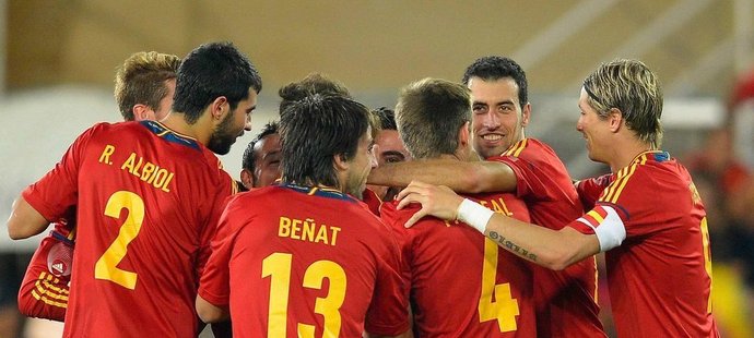 Fotbalisté Španělska slaví gól v síti Saudské Arábie, Fernando Torres (vpravo) odehrál v reprezentaci stý zápas