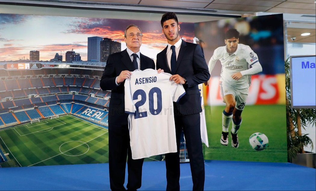 Prezident Realu Florentino Pérez a Marco Asensio při oficiálním představení na stadionu