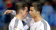 Cristiano Ronaldo děkuje Garethu Baleovi, který zařídil jeden z pokutových kopů Realu v poháru proti Atlétiku