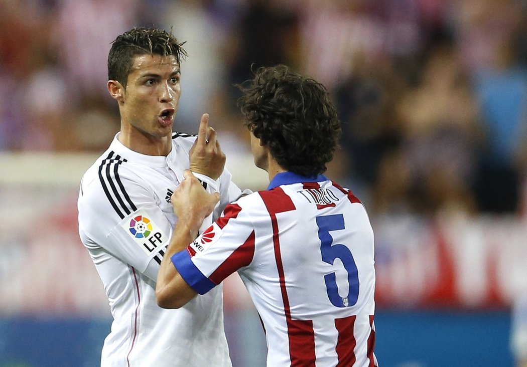 Ronaldo si vyříkává souboj se záložníkem Tiagem.