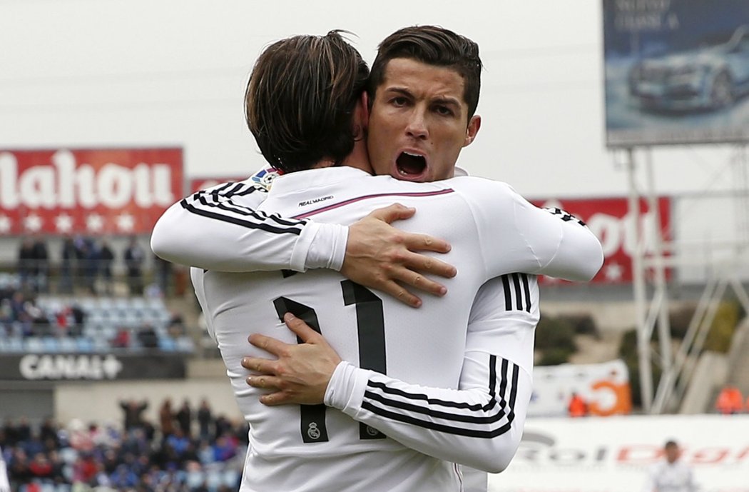 Gareth Bale v objetí s Cristianem Ronaldem