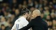 Zklamaný Gareth Bale a kouč Zidane při zápase s Las Palmas