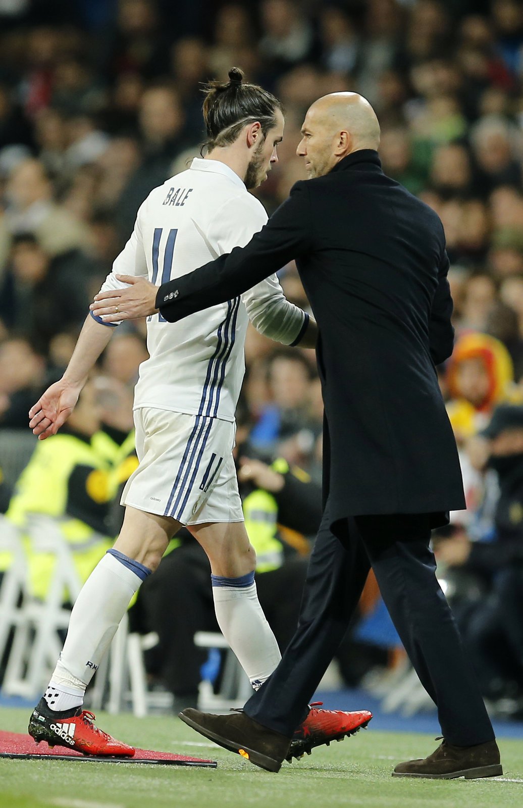 Zklamaný Gareth Bale a kouč Zidane při zápase s Las Palmas