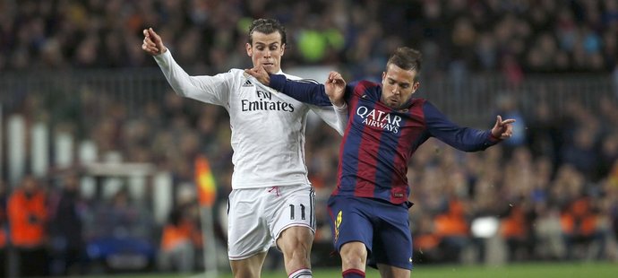 Gareth Bale a Jordi Alba v souboji
