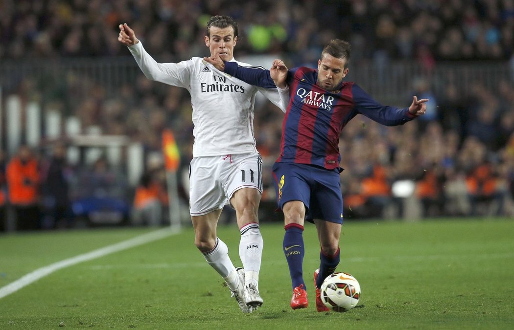 Gareth Bale a Jordi Alba v souboji