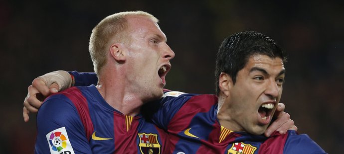 Obránce Mathieu a střelec druhého gólu Suárez