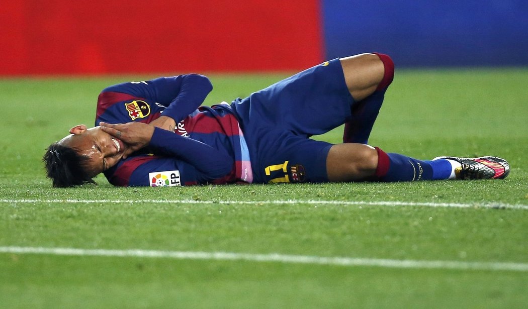 Neymar se svíjí v bolestech
