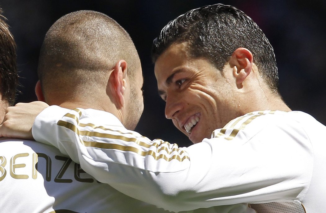 Fotbalisté Realu Madrid porazili Sevillu 3:0 a už večer mohou slavit ligový titul, pokud Barcelona nebude bodovat v utkání s Vallecanem.