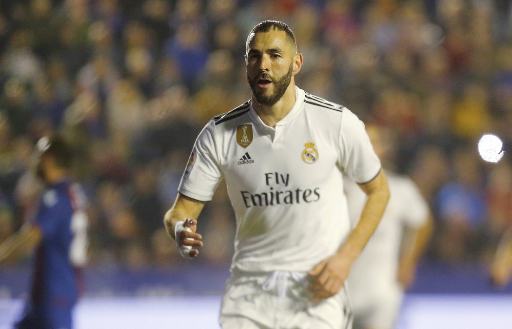 Karim Benzema slaví svůj gól na hřišti Levante