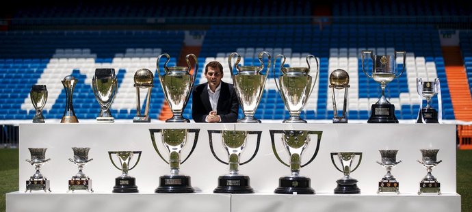 Iker Casillas a trofeje, které získal s Realem.