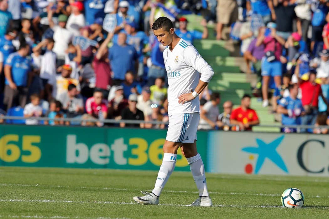 Zklamaný útočník Realu Cristiano Ronaldo v utkání s Getafe