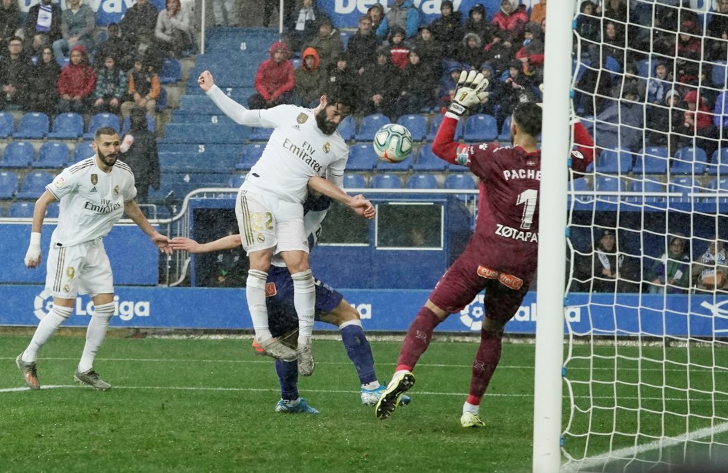 Fotbalisté Realu Madrid porazili Alavés 2:1