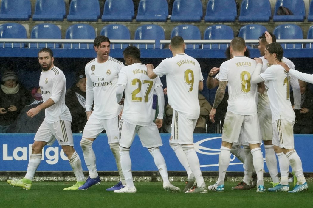 Fotbalisté Realu Madrid porazili Alavés 2:1