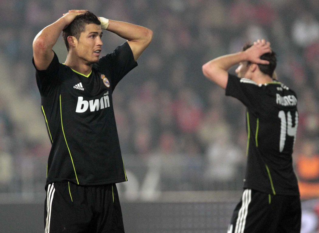 Cristiano Ronaldo (vlevo) a Xabier Alonso po spálené šanci proti Almeríi. Real Madrid jen remizoval 1:1