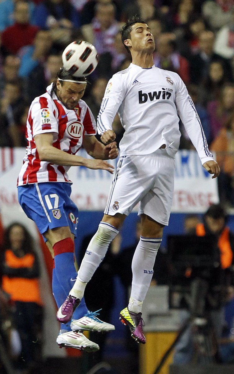 Cristiano Ronaldo v souboji s českým obráncem Tomášem Ujfalušim