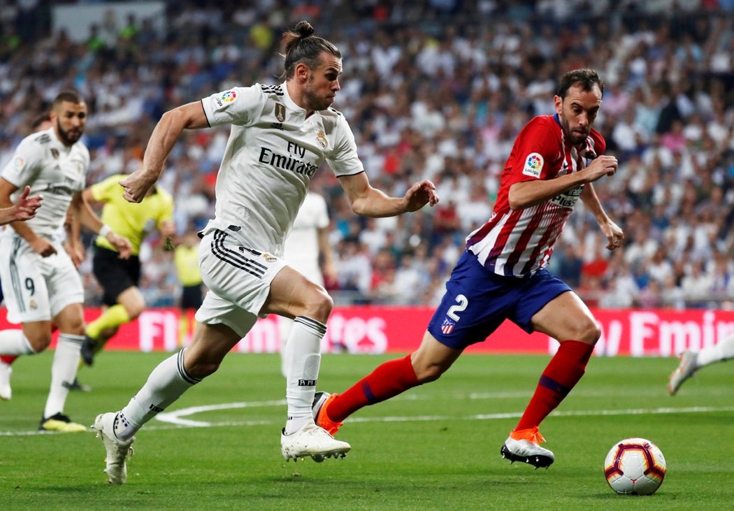 Gareth Bale (vlevo) vydržel v madridském derby pouze poločas, do druhého kvůli zranění nenastoupil