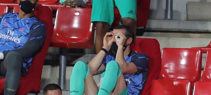 Znuděný záložník Realu Madrid Gareth Bale zůstává jen na lavičce náhradníků