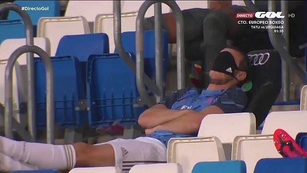 Znuděný záložník Realu Madrid Gareth Bale zůstává jen na lavičce náhradníků, zde předstíral spánek