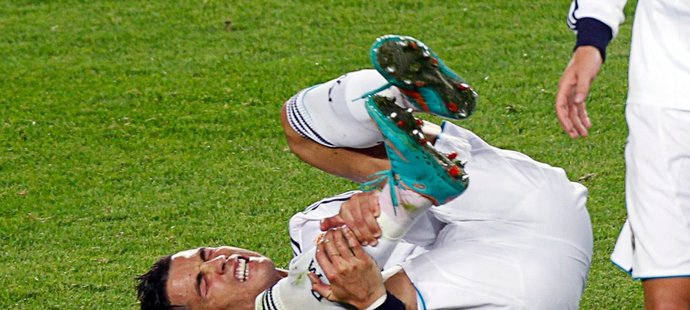 Hvězdný Portugalec Cristiano Ronaldo dostane od soupeřů často hodně nakopáno.