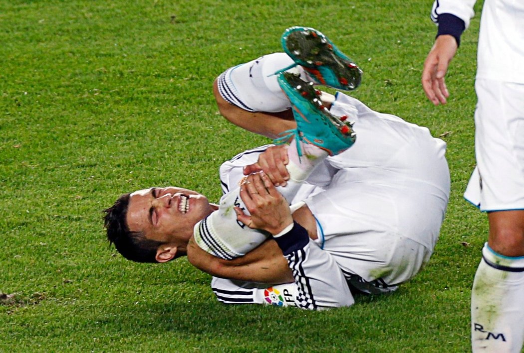 Hvězdný Portugalec Cristiano Ronaldo dostane od soupeřů často hodně nakopáno.