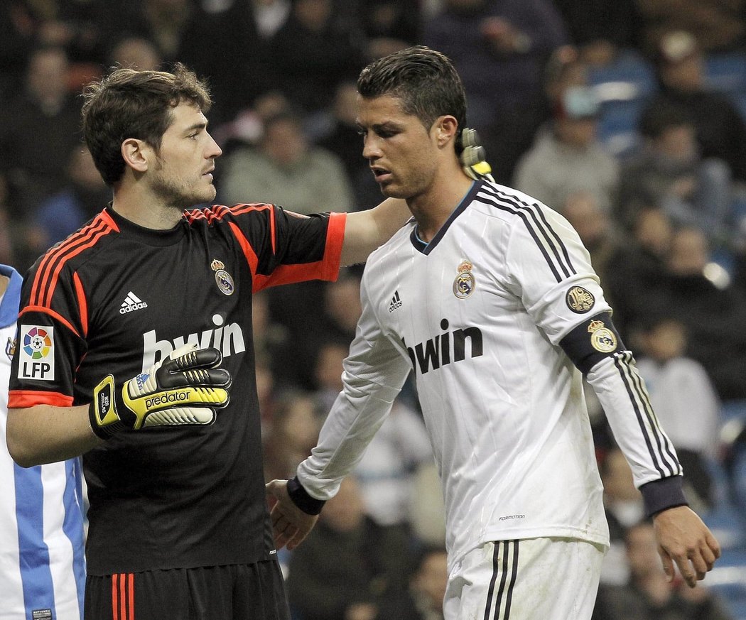Brankář Realu Madrid Iker Casillas vysvětluje Cristianu Ronaldovim proč si od něj v neděli nevzal kapitánskou pásku