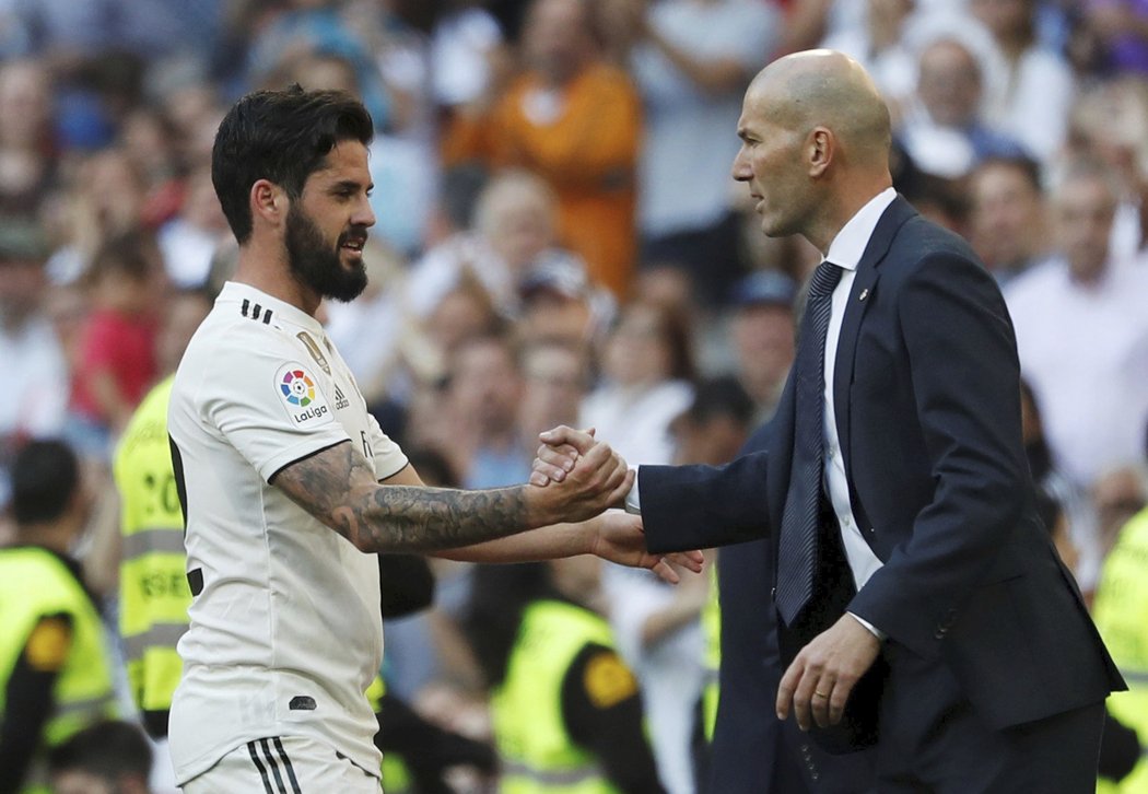 Isco si podává ruku se staronovým koučem Realu Zinédinem Zidanem po svém gólu do sítě Celty Vigo