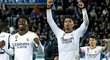Fotbalisté Realu Madrid se radují z pozdního triumfu nad Alavesem