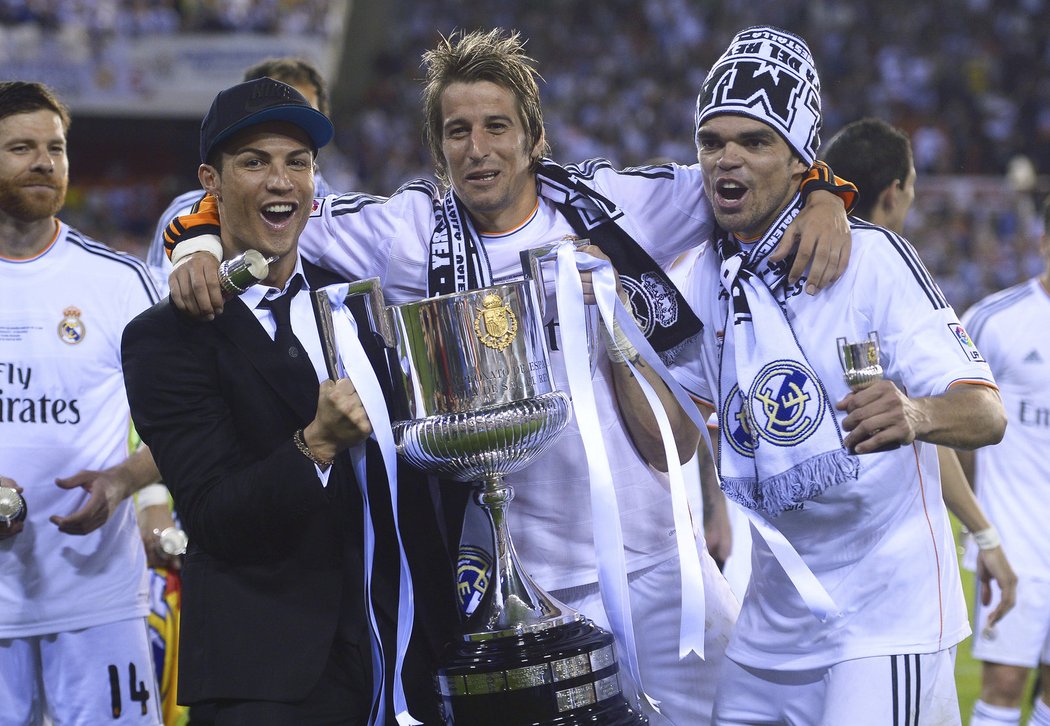 Ronaldo se s Coentraem a Pepem radují ze zisku Španělského poháru