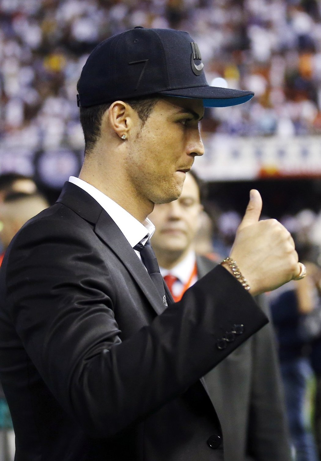 Kšiltovka a spokojenost. Cristiano Ronaldo Realu Madrid kvůli zranění ve finále Španělského poháru chyběl, přesto jeho tým porazil Barcelonu 2:1