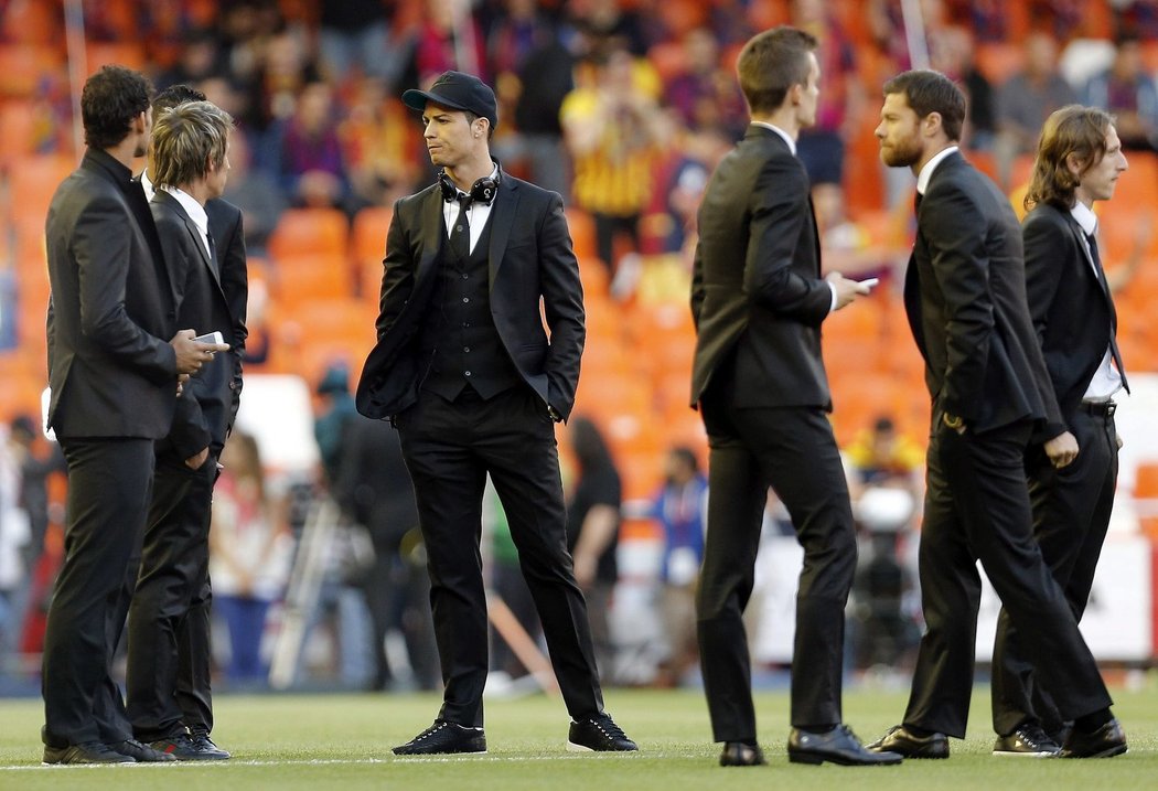 Fotbalisté Realu Madrid na trávníku ve Valencii před začátkem finále Španělského poháru