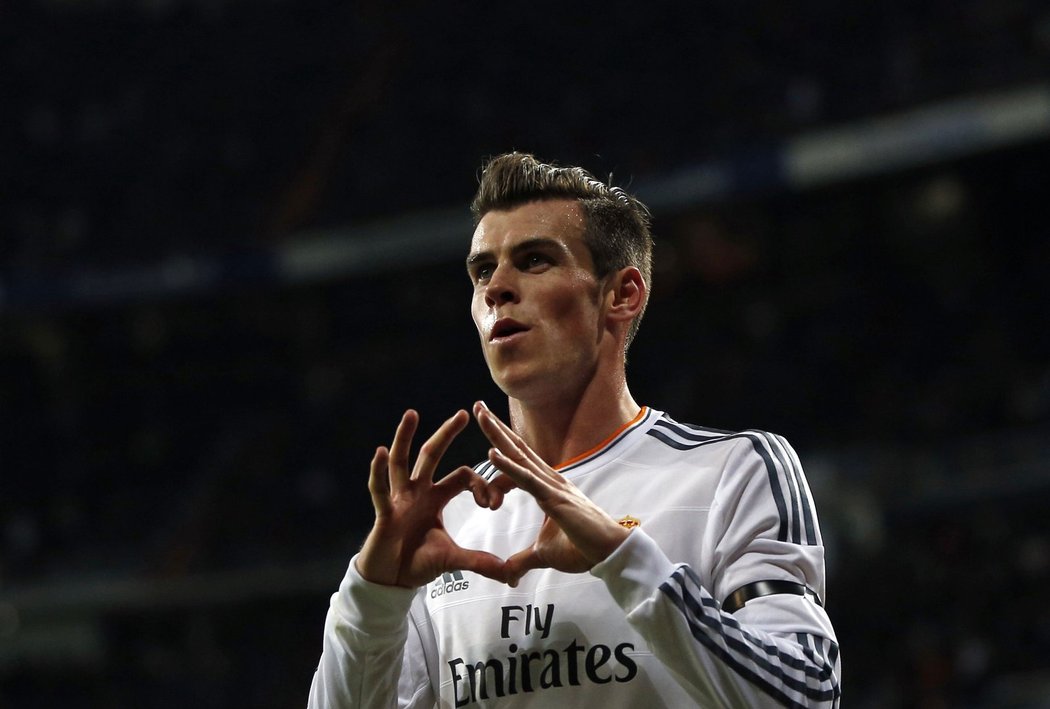 Gareth Bale svým klasickým gestem slaví trefu v zápase proti Valladolidu