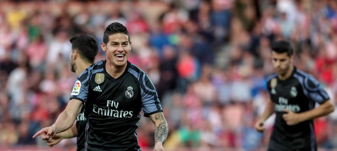 James Rodriguez slaví jednu ze vstřelených branek v zápase Realu s Granadou