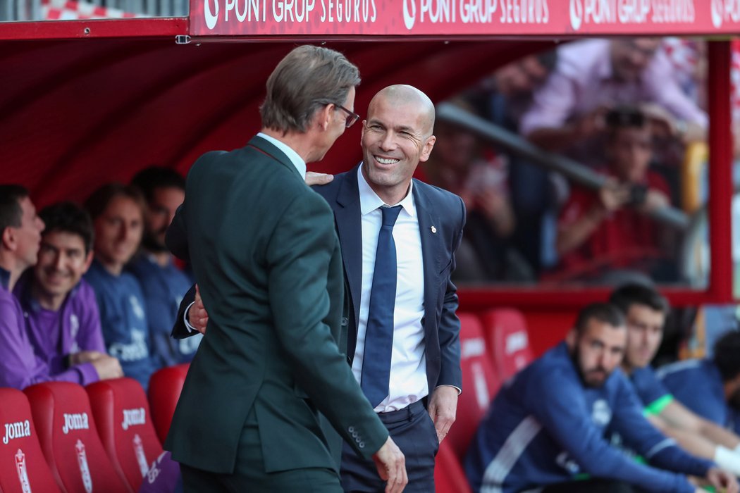 Trenér Realu Madrid Zinedine Zidane se zdraví s koučem Granady před vzájemným zápasem