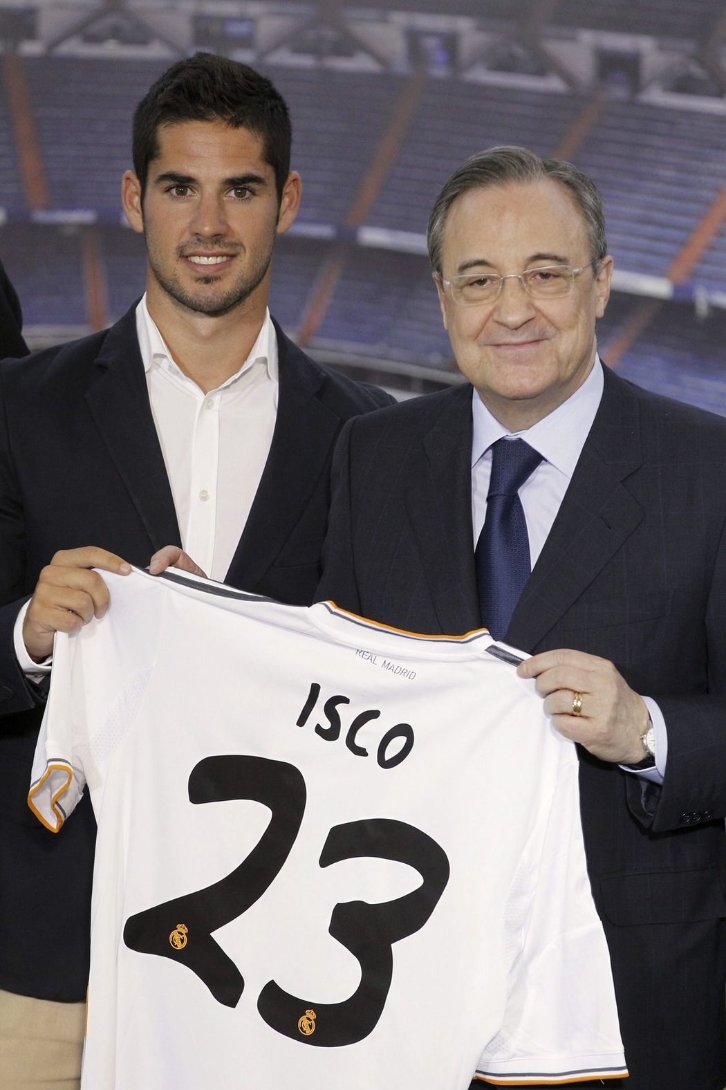 Zlatý chlapec Isco byl představen jako posila Realu Madrid. S dresem Bílého baletu zapózoval fotografům