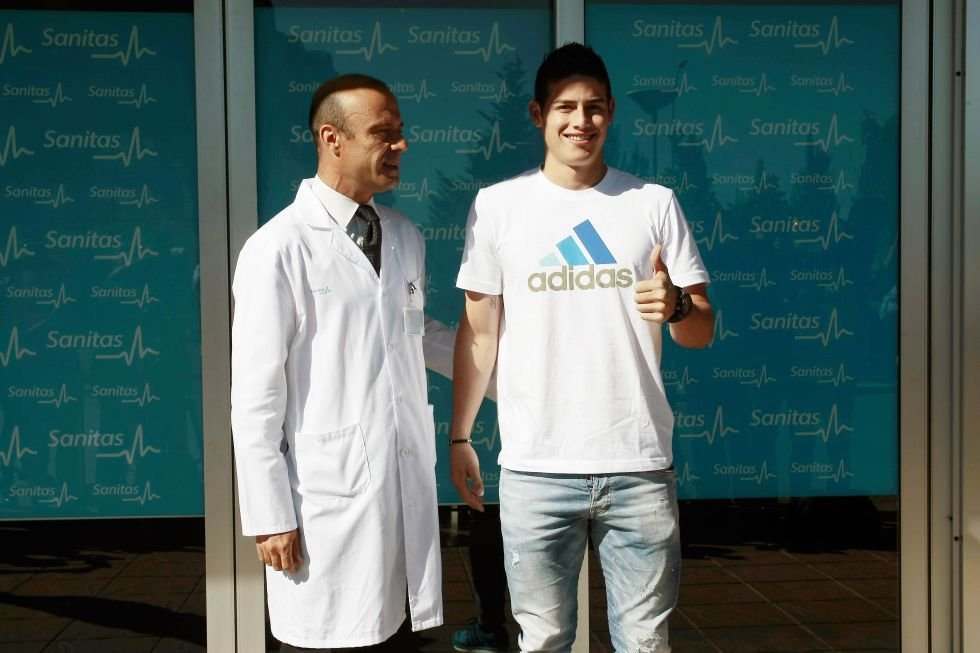 James Rodríguez (vpravo) úspěšně zvládl zdravotní testy a večer se oficiálně stane hráčem Realu Madrid