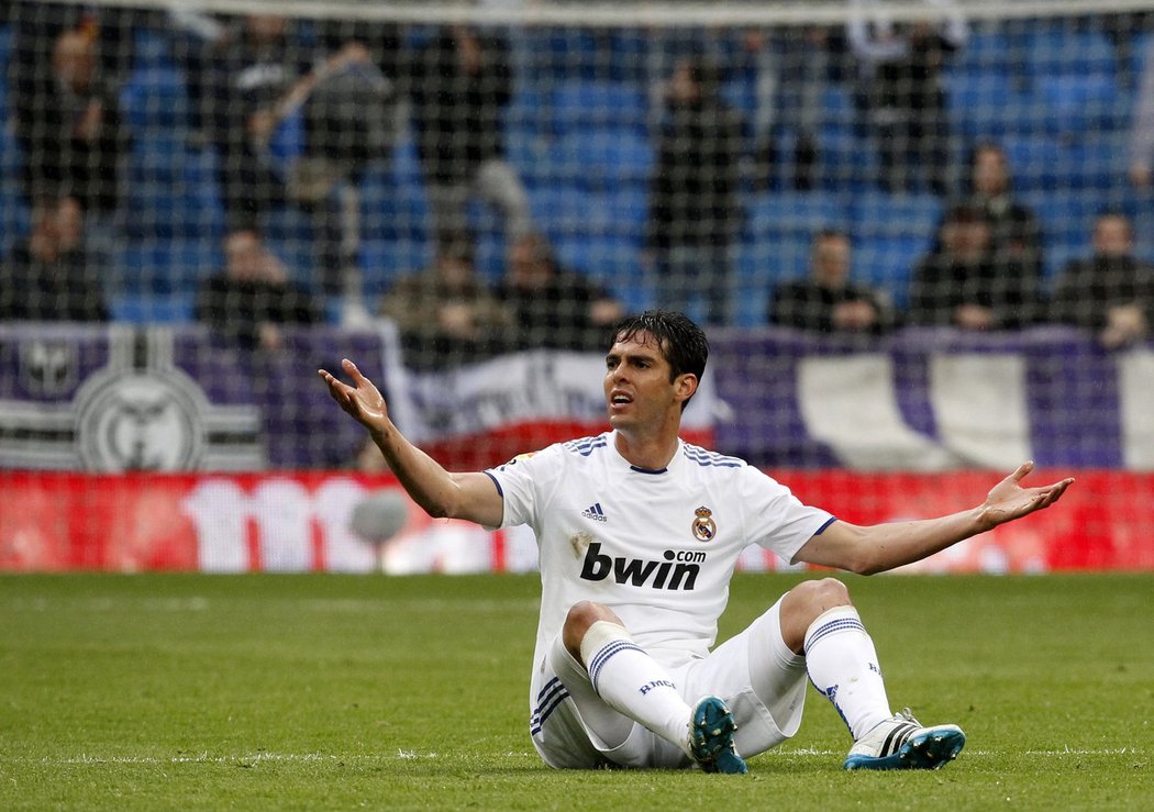 Kaká se diví v zápase se Zaragozou, který nakonec Real prohrál 2:3 a zřejmě přišel o šanci na titul