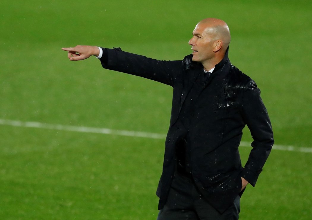 Trenér Realu Madrid Zinedine Zidane během utkání proti Betisu