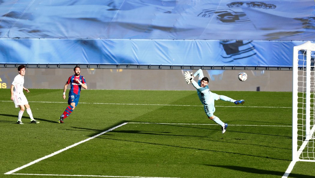 Jose Luis Morales z Levante dává gól Realu