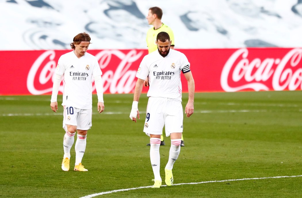 Zklamaní Luka Modrič a Karim Benzema po prohře Realu s Levante