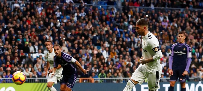 Sergio Ramos úspěšně kope penalty po vzoru Antonína Panenky