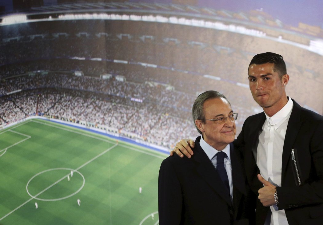 Cristiano Ronaldo v přátelském objetí s prezidentem Realu Madrid Florentino Pérezem