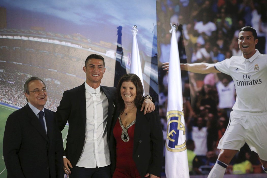 Cristiano Ronaldo s matkou Dolores (vpravo) a prezidentem Realu Madrid Florentino Pérezem (vpravo)