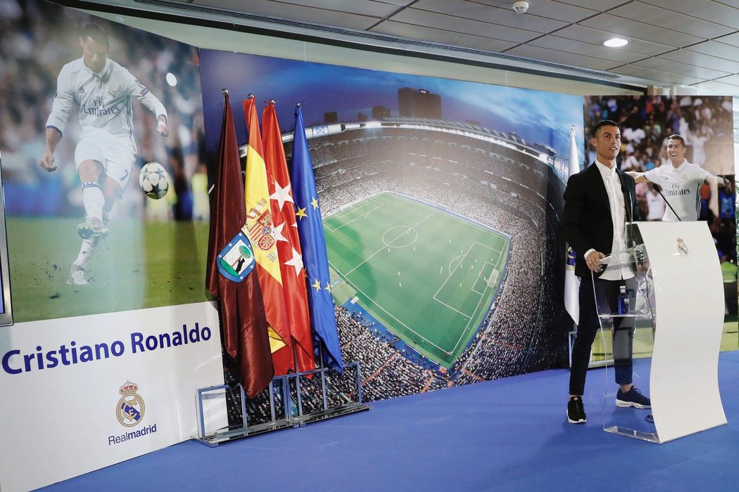 Cristiano Ronaldo na tiskové konferenci, kde oznamoval prodloužení smlouvy s Realem Madrid