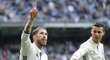 Kapitán Realu Madrid Sergio Ramos slaví, tradiční střelec Cristiano Ronaldo gratuluje