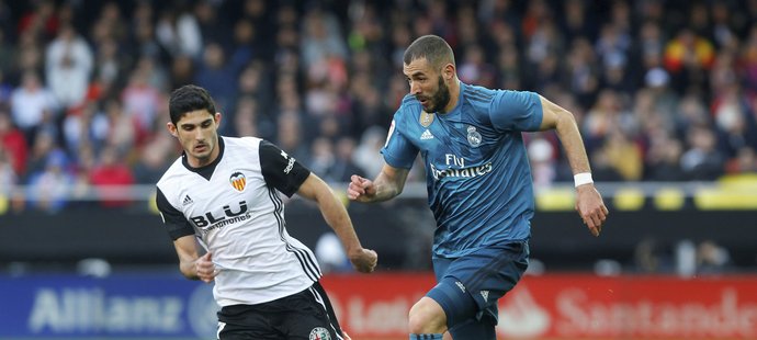 Karim Benzema a Goncalo Guedes při zápase Real - Valencia