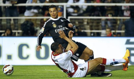 Cristiano Ronaldo padá přes Antonia Amaya v zápase s Vallecanem, za což dostal hodně přísnou žlutou kartu...