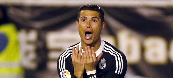 Cristiano Ronaldo se rozčiluje poté, co dostal žlutou kartu za simulování v zápase s Vallecanem