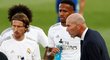 Zinedine Zidane předává rady svým svěřencům