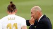 Zinedine Zidane předává pokyny Garethu Baleovi