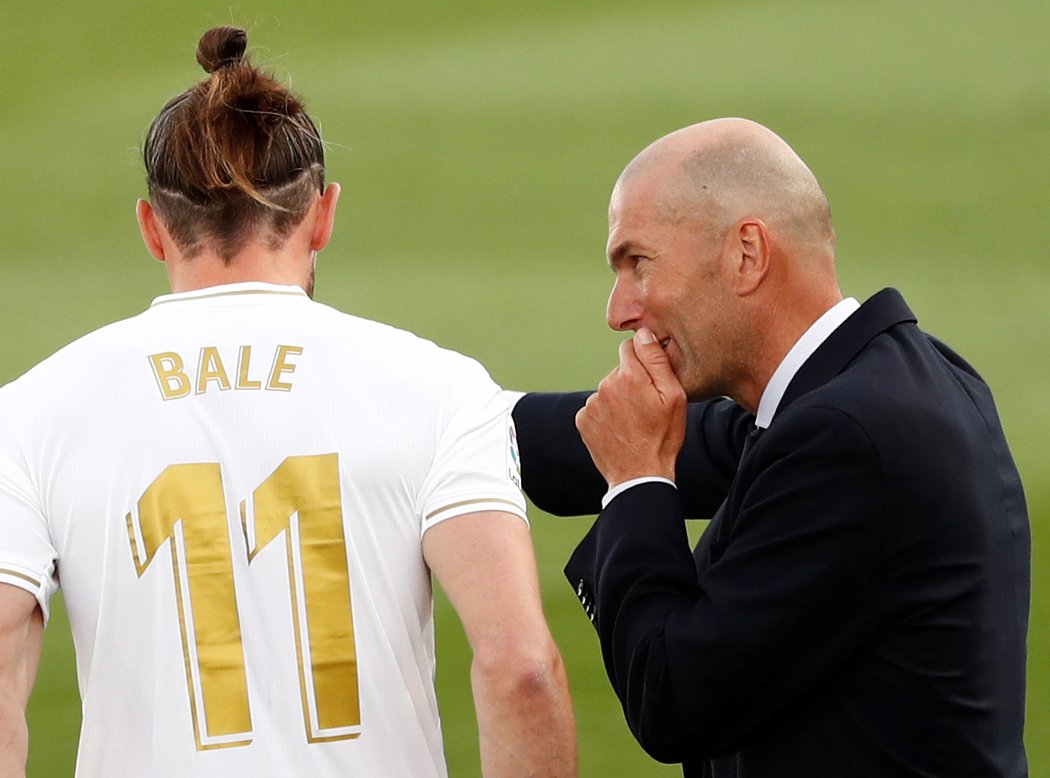 Zinedine Zidane předává pokyny Garethu Baleovi